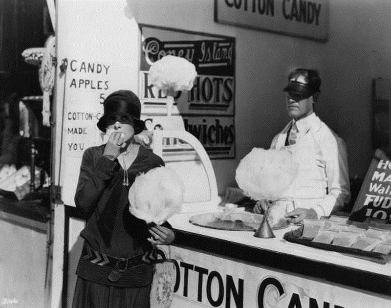 Antque_cotton_candy_eating